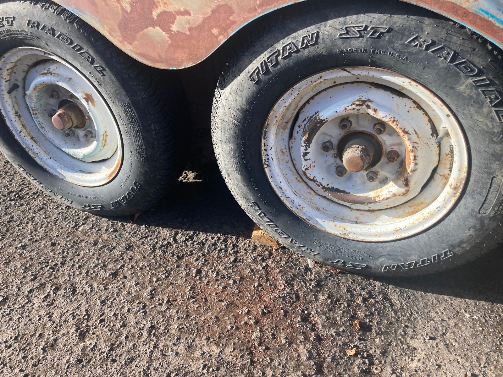 Earl's worn white steel wheels and old tires